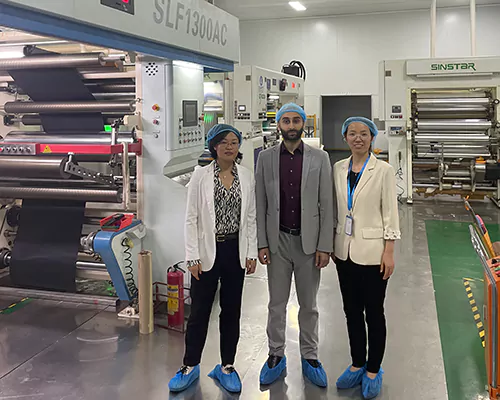 The customer visits the packaging bag factory.webp