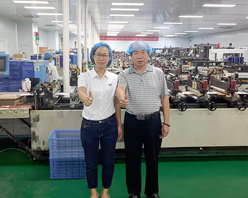 The customer visits the packaging factory.webp