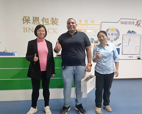 The customer visits the pouch factory.webp