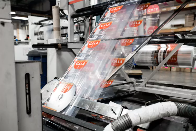 Heat sealing packaging bag production line